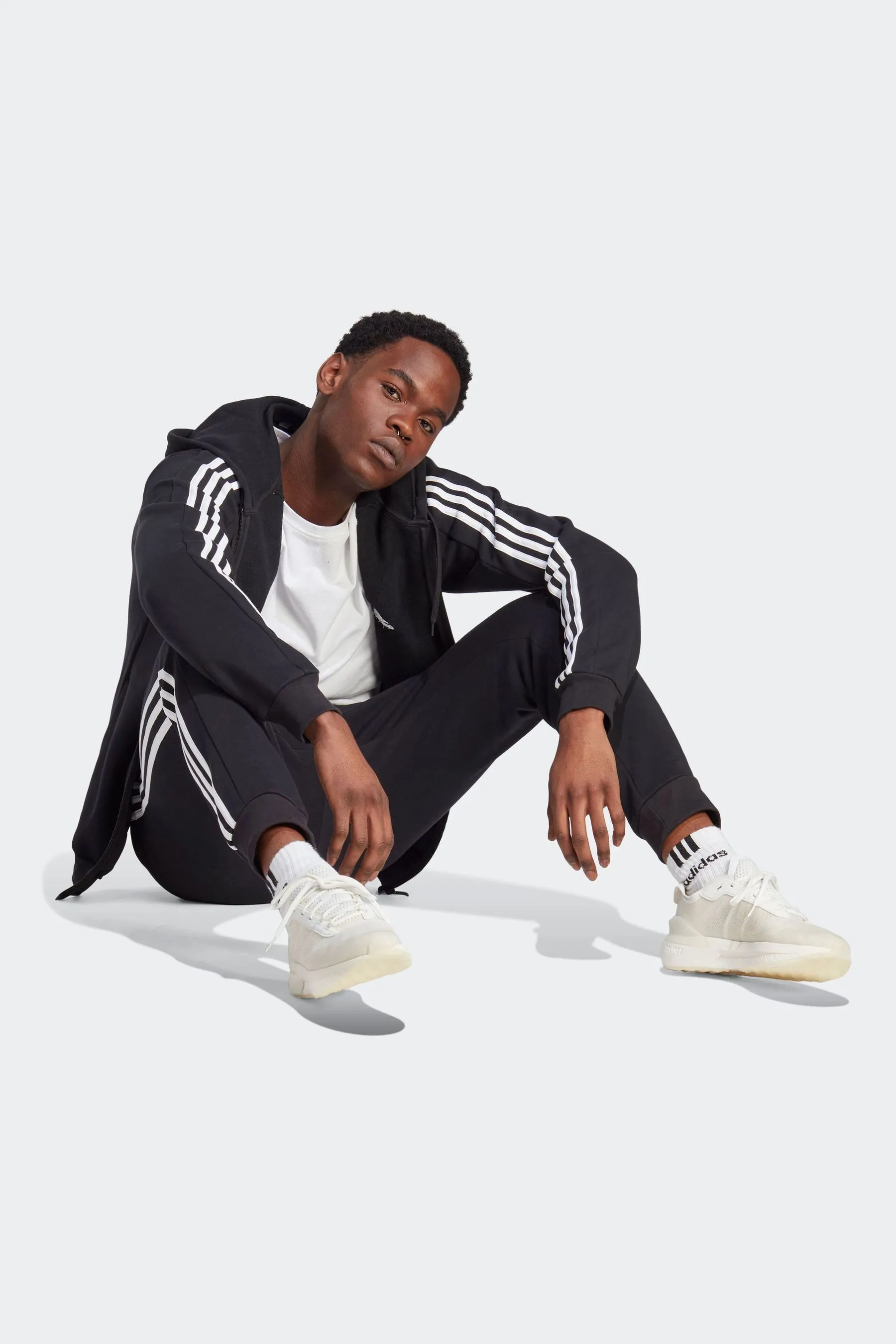 Adidas Must-have - Pantaloni da jogging in pile stretti in fondo con 3 strisce