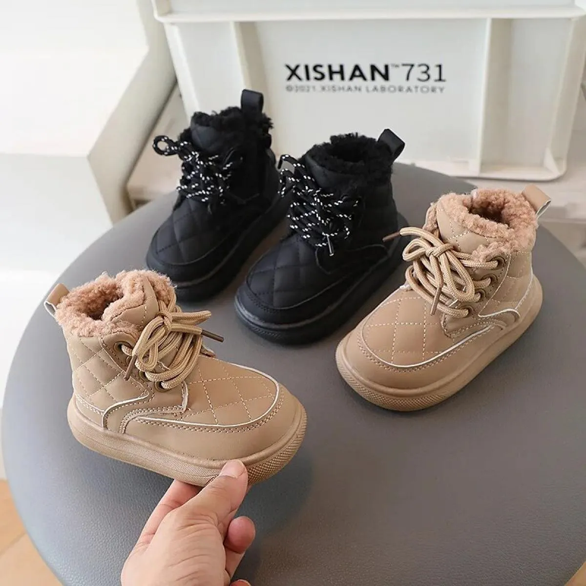 Nuovi stivali da neve per bambini per ragazze dei ragazzi 2024 inverno caldo impermeabile scarpe di cotone per bambini sneakers
