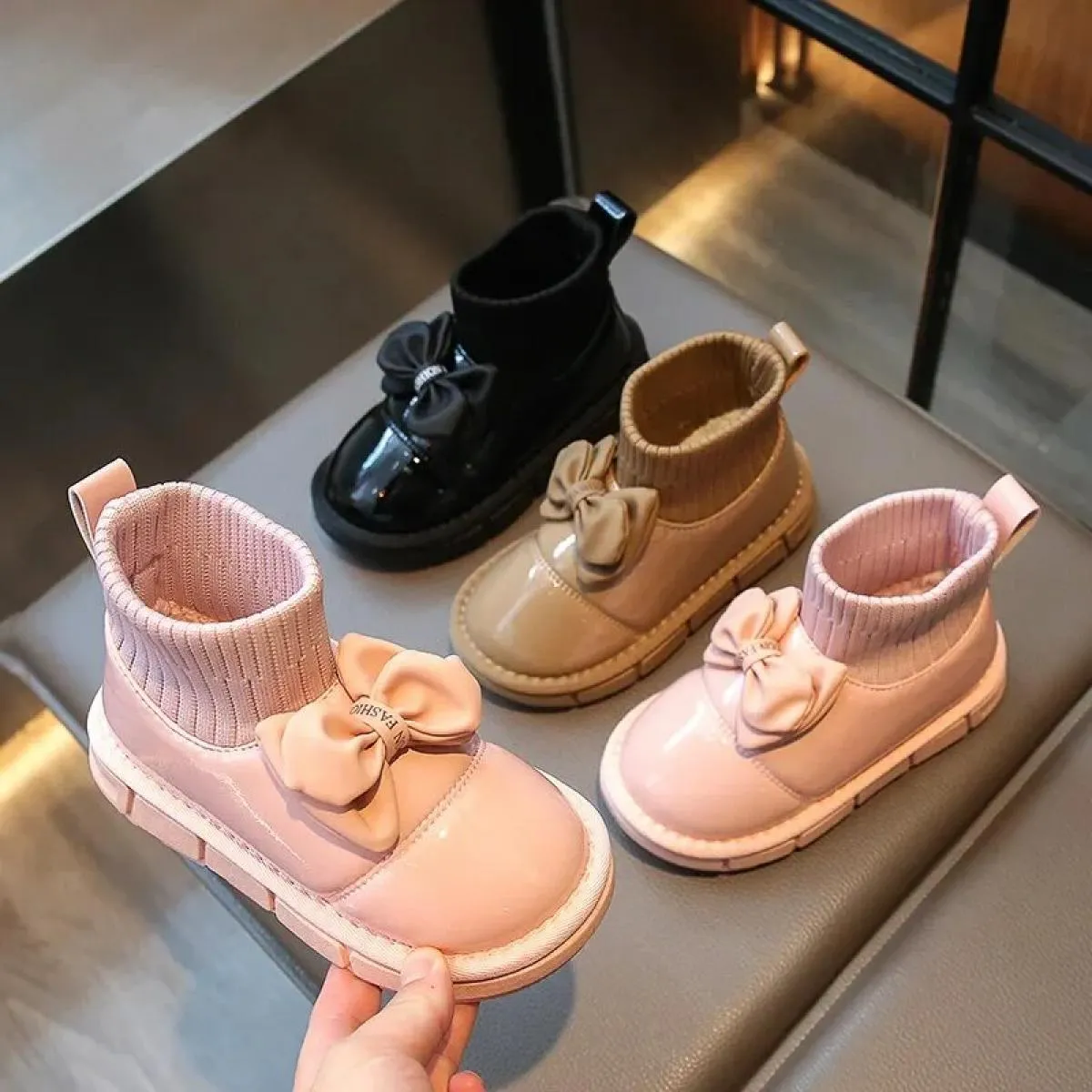 Nuovo 2024 Stivali da neve per ragazza Peluche per bambini Scarpe invernali per bambini Bowknot Pu Scarpe in pelle Antiscivolo P